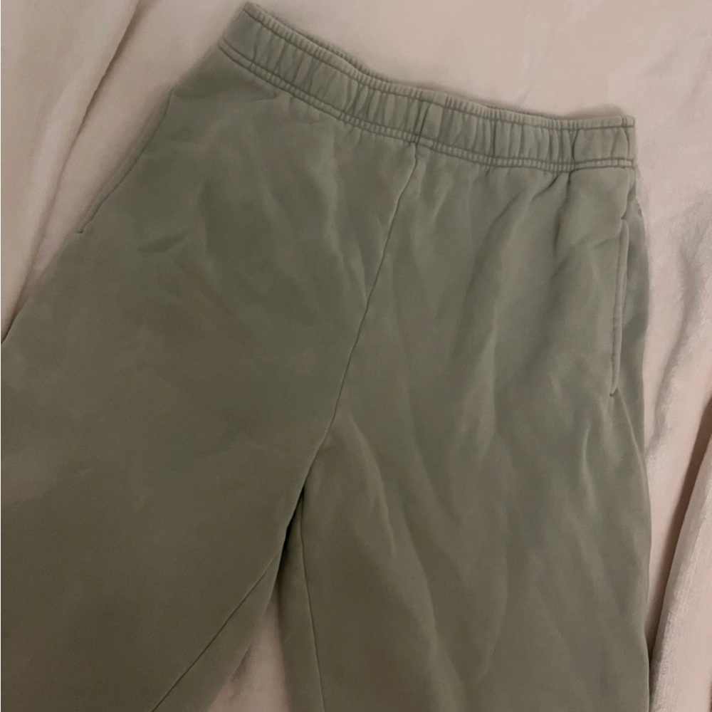green aritzia sweatpants